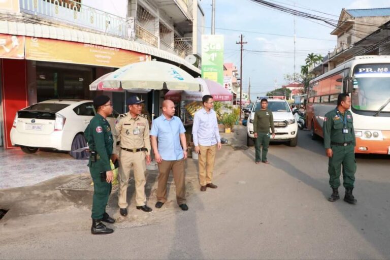 សកម្មភាពចុះត្រួតពិនិត្យគោលដៅសំខាន់ៗត្រៀមការពារជុំវិញកន្លែងប្រារព្ធពិធីប្រណាំងទូកនៅទន្លេវ៉ៃគោ ក្រុងស្វាយរៀង