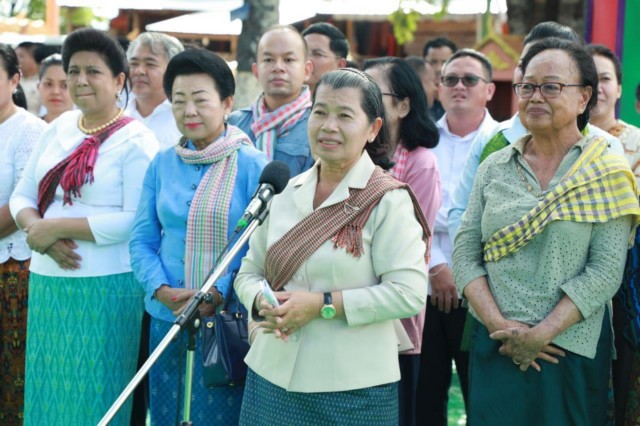 លោកស្រី ម៉ែន សំអន នាំយកអំណោយសម្តេចតេជោ ហ៊ុន សែន ចែកជូនប្រជាពលរដ្ឋ៤៧៣គ្រួសារ នៅក្នុងស្រុកសង្គមថ្មី ខេត្តព្រះវិហារ ដែលរងផលប៉ះពាល់ដោយជំនន់ទឹកភ្លៀង