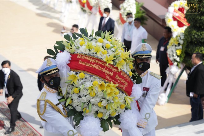 មន្ត្រីរាជការអញ្ជើញដាក់កម្រងផ្កា គោរពវិញ្ញាណក្ខន្ធនៅវិមានឯករាជ្យ ក្នុងឱកាសបុណ្យឯករាជ្យជាតិ ៩វិច្ឆិកាខួបលើកទី៦៩
