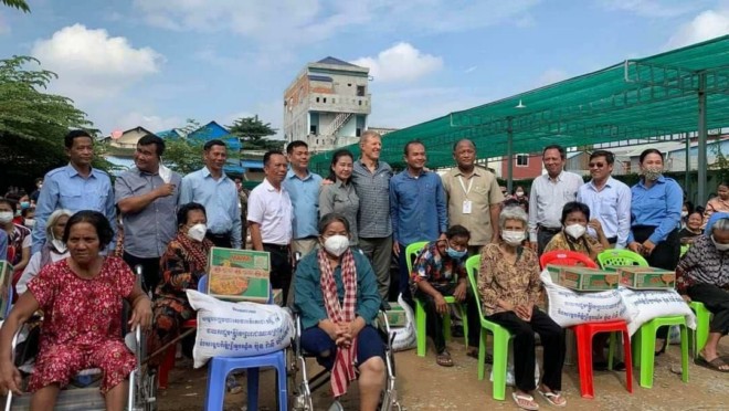 អភិបាលខណ្ឌមានជ័យ នាំអំណោយសម្តេចតេជោ និងសម្ដេចកិត្តិព្រឹទ្ធបណ្ឌិត ចែកជូនពលរដ្ឋក្រីក្រ ៤៤៥គ្រួសារ នៅសង្កាត់ស្ទឹងមានជ័យទី២