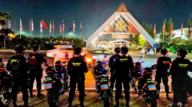 ឧត្តមសេនីយ៍ឯក រ័ត្ន ស្រ៊ាង អញ្ជើញចុះត្រួតពិនិត្យ កម្លាំង តាមបណ្តាគោលដៅឈរជើង ការពារសន្តិសុខ សណ្តាប់ធ្នាប់ ក្នុងកិច្ចប្រជុំកំពូលអាស៊ាន ដែលកម្ពុជាធ្វើជាម្ចាស់ផ្ទះ!