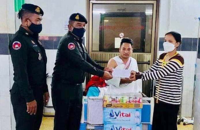ក្រុមការងារ អាវុធហត្ថខណ្ឌព្រែកព្នៅ ចុះសួរសុខទុក្ខសមាជិកជួបគ្រោះថ្នាក់ចរាចរណ៍កំពុងសម្រាកព្យាបាលនៅមន្ទីរពេទ្យព្រះកេតុមាលា