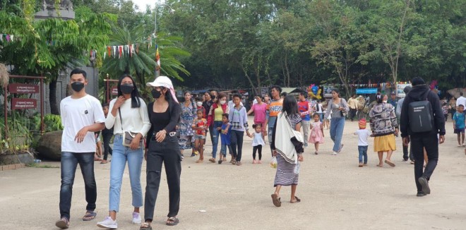 ពលរដ្ឋយ៉ាងច្រើនកុះករ មកចូលរួមពិធីប្រណាំងទូកលក្ខណៈប្រពៃណីលើកទី៥ និងអង្គកឋិនទាន នៅវត្តស្វាយរមៀត ក្រុងសៀមរាប