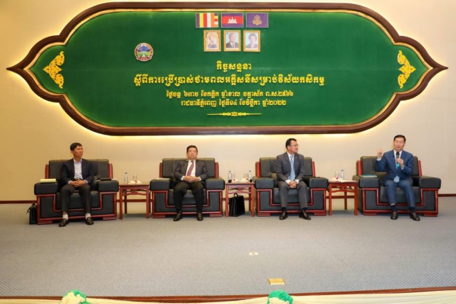 លោក ឌិត ទីណា ៖ ក្រសួងកសិកម្ម កំពុងប្រឹងប្រែងជួយកសិករអនុវត្តឱ្យបានពេញលេញ លើការអនុគ្រោះថ្លៃអគ្គិសនី ៤៨០រៀលក្នុង១គីឡូវ៉ាត់ ដើម្បីកាត់បន្ថយចំណាយ ទទួលផលចំណេញច្រើន