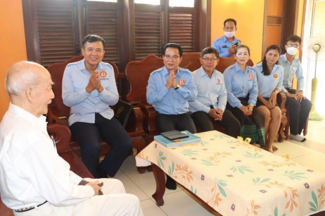 លោកបណ្ឌិត ហ៊ុន ម៉ាណែត និងលោកស្រី ចាត់ឲ្យក្រុមការងារ អញ្ជើញសួរសុខទុក្ខលោក ឈន អៀម ដល់គេហដ្ឋាន