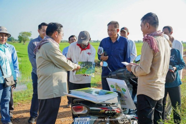 ​ពូជស្រូវ​មិន​ប្រកាន់​រដូវ ដែល​ជា​អំណោយ​របស់​សម្ដេច​តេជោ ហ៊ុន សែន ត្រូវបាន​ផ្ដល់ជូន​កសិក​រ​រងគ្រោះ​ដោយសារ​ទឹកជំនន់ ដើម្បី​ស្ដារ​លទ្ធភាព​ឡើងវិញ កំពុង​ដុះ​លូតលាស់​យ៉ាង​ល្អ​នៅ​ខេត្ត​បាត់ដំបង