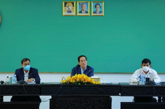 អភិបាល​រាជធានី​ភ្នំពេញ​៖ ៨​ឆ្នាំ ទៅ​១០​ឆ្នាំ ប្លង់​គោល​រាជធានី​ភ្នំពេញ ត្រូវ​កែប្រែ​ឡើងវិញ ដើម្បី​ងាយស្រួល​ផ្តល់​ប្លង់​កម្មសិទ្ធិ​ដី​ជា​ប្រព័ន្ធ​ជូន​ពលរដ្ឋ​ឱ្យ​បាន​លឿន​, មន្ត្រី​ជំនាញ​ត្រូពិនិត្យ​ឱ្យបាន​ជាក់លាក់​លើ​ប្លង់គោល