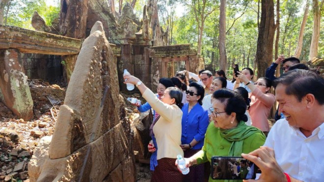 លោកស្រីកិត្តិសង្គហបណ្ឌិត ម៉ែន សំអន បួងសួងសុំសេចក្តីសុខ សេចក្តីចម្រើន ជូនប្រទេសជាតិ នៅប្រាសាទកោះកេរ្តិ៍