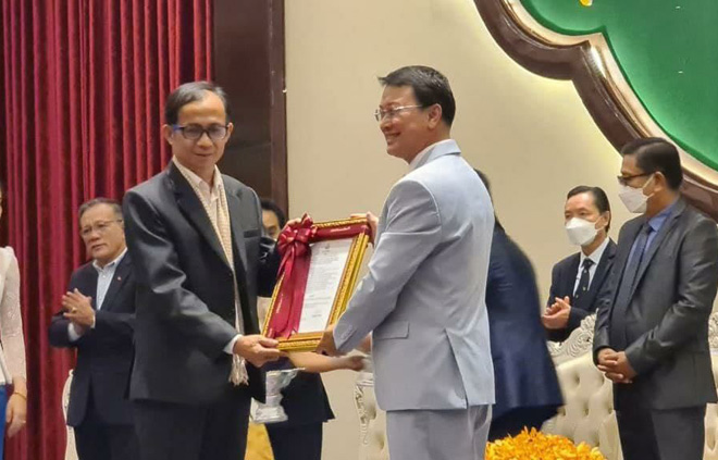 លោកបណ្ឌិត យ៉ង់ សាំងកុមារ និងថ្នាក់ដឹកនាំក្រសួងកសិកម្មមួយចំនួន ដែលទើបតែងតាំងថ្មី ចូលកាន់តំណែងផ្លូវការ