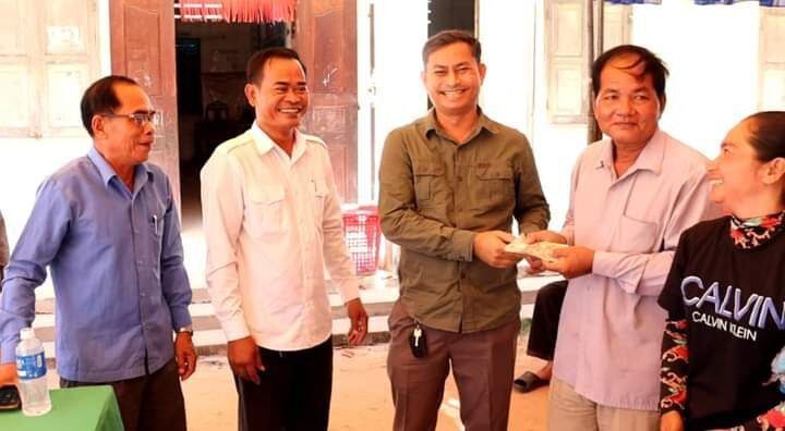 ពិធីប្រគល់ស៊ីម៉ង់១០តោនដល់សាលាបឋមសិក្សាត្បែងរាំដែលកំពុងសាងសង់អាគារសិក្សាថ្មីនិងសំណេះសំណាលជាមួយប្រជាពលរដ្ឋនិងបើកវេទិការសាធារណ:ចំនួន៤ភូមិក្នុងឃុំសំបួរស្រុករមាសហែក