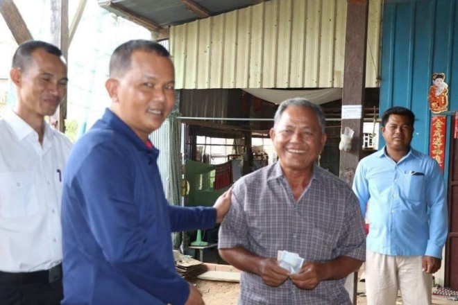 លោក វរសេនីយ៍ឯក សៅ សារឿន អធិការនគរបាល ក្រុងប៉ោយប៉ែត និងលោកស្រី នាវ ថានិត នាំយកអំណោយដ៏ថ្លៃថ្លា មានគ្រឿងឧបភោគ បរិភោគ និង ថវិការផ្ទាល់ខ្លួន ទៅចែកជូនដល់ លោកយាយ លោកតា ចាស ព្រឹទ្ធាចារ្យ ចំនួន ៣០គ្រួសារ រស់នៅក្នុងស្រុកអូរជ្រៅ