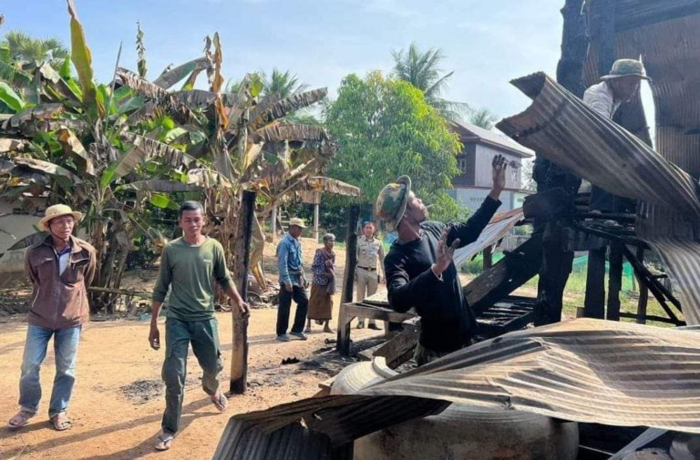 នគរបាលស្រុកថ្មពួក ចុះជួយរុះរើនិងជួសជុល ផ្ទះជូនពលរដ្ឋ១គ្រួសារ ដែលរងគ្រោះដោយអគ្គីភ័យ!!!