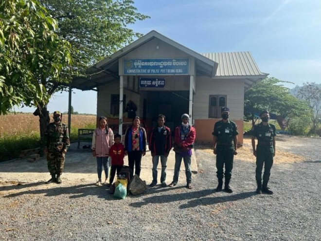 ដោយមានការចង្អុលបង្ហាញពីលោកវរសេនីយ៍ឯក សួង សៅ មេបញ្ជាការវរៈសេនាតូចនគរបាលការពារព្រំដែនគោកលេខ ៨១៥ លោកវរៈសេនីយ៍ត្រី ឡុក ធី នាយប៉ុស្តិ៍នគរបាលការពារព្រំដែន សហការជាមួយកម្លាំងយោធា កងពលលេខ ៥១ ចុះទប់ស្កាត់ពលករចំនួន 5 នាក់បម្រុងលួចឆ្លងដែនចូលទៅប្រទេសថៃដោយខុសច្បាប់