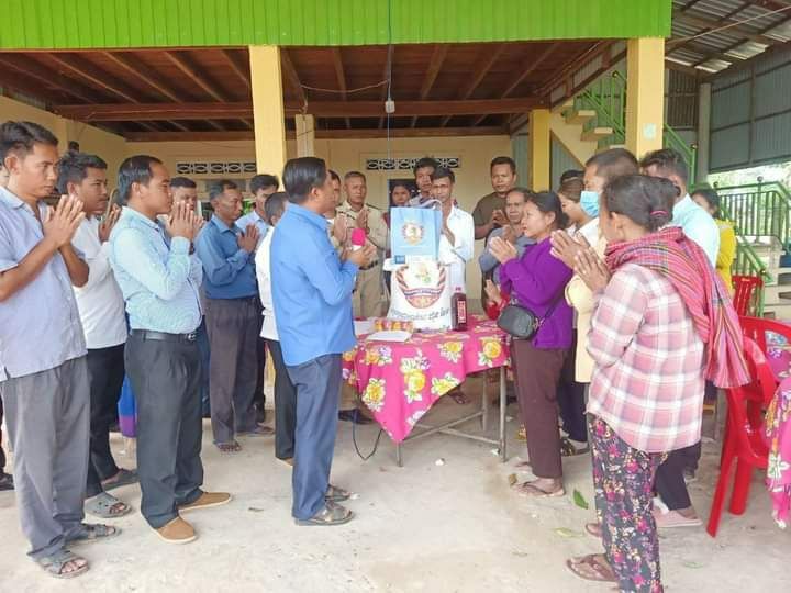 លោក ហែម ស៊ីណា អភិបាលស្រុករំដួលនាំយកអំណោយអង្ករ របស់សម្ដេចតេជោ ហ៊ុន សែន និងសម្ដេចកិត្តិព្រឹទ្ធបណ្ឌិត ប៊ុន រ៉ានី ជូនប្រជាពលរដ្ឋ ឃុំជ្រុងពពេល និងឃុំ ថ្នាធ្នង់