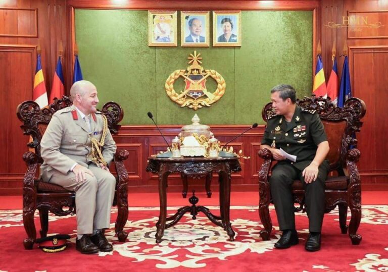 ឧត្តមសេនីយ៍ឯក ហ៊ុន ម៉ាណែត អនុញ្ញាតឱ្យសេនានុព័ន្ធអង់គ្លេសចូលជួបណែនាំខ្លួន និងពិភាក្សាការងារ
