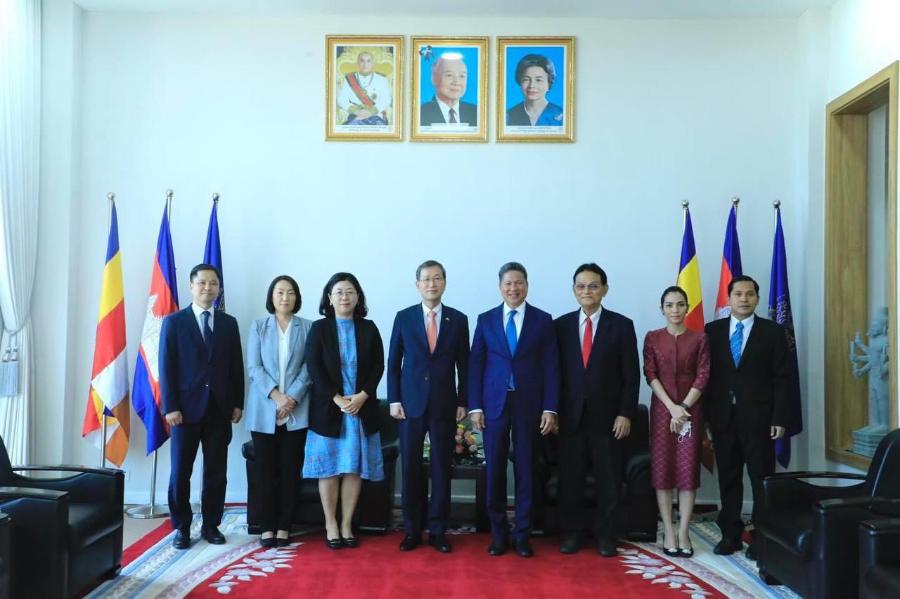 ជំនួបជាមួយទេសរដ្ឋមន្ត្រី ស៊ុន ចាន់ថុល, ឯកអគ្គរដ្ឋទូតសាធារណរដ្ឋកូរ៉េ ទោះត្រូវបានបញ្ចប់ការងារ តែលោកនៅតែមានសុឆន្ទៈគាំទ្រលើការអភិវឌ្ឍ និងជួយជំរុញវិនិយោគិនកូរ៉េមករកស៊ីនៅកម្ពុជា