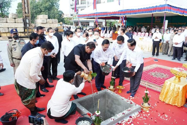 សម្ដេចក្រឡាហោម ស ខេង អញ្ជើញជាអធិបតីក្នុងពិធីក្រុងពាលីបញ្ចុះបឋមសិលាសាងសង់វិមានឯករាជ្យ សួនសម្ដេចក្រឡាហោម និងផ្សាររាត្រី នៅក្រុងបាត់ដំបង