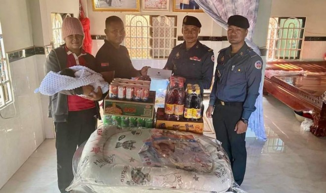 ក្រុមការងារ អាវុធហត្ថរាជធានីភ្នំពេញ នាំយកអំណោយចុះសួរសុខទុក្ខ គ្រួសារសមាជិក ដែលមានប្រពន្ធទើបសម្រាលកូន!