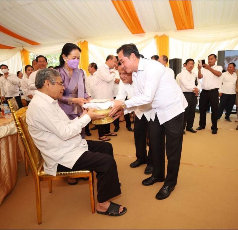 ឯកឧត្តម អ៊ុន ចាន់ដា អភិបាលខេត្តកំំពង់ចាម និងសហការី អញ្ជើញចូលរួមក្នុងពិធីបុណ្យផ្កាសាមគ្គី ប្រារព្ធធ្វើឡើងនៅខេត្តព្រះសីហនុ