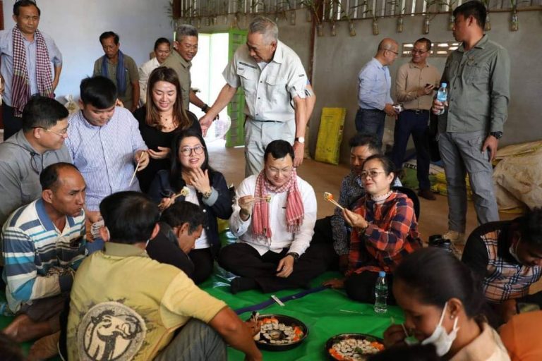 រដ្ធមន្ដ្រី​កសិកម្ម អញ្ជើញ​ចុះ​ទៅ​កាន់​ខេត្ត​កំពង់ធំ និង​ខេត្ត​សៀមរាប ដើម្បី​ពិនិត្យមើល​អំពី​វ​ឌ្ឍ​ភាព​នៃ​ការផលិត​ពូជស្រូវ​ដែល​មាន​គុណភាព​ល្អ សម្រាប់​ផ្គត់ផ្គង់​ដល់​កសិករ​នា​រដូវ​ដាំ​ដុះ​ខាងមុខ​