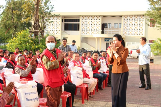 ​អភិបាលខេត្ត​ប៉ៃលិន ជួប​សំណេះសំណាល និង​ចែក​អំណោយ​ដ៏​ថ្លៃថ្លា របស់​សម្តរ​ច​តេជោ ហ៊ុន សែន និង​សម្តេច​កិត្តិ​ព្រឹទ្ធ​បណ្ឌិត ប៊ុន រ៉ានី ហ៊ុន សែន ជូន​អ្នក​ប្រកប​មុខរបរ​រត់​ម៉ូតូឌុប​ទូទាំង​ខេត្ត​ប៉ៃលិន​