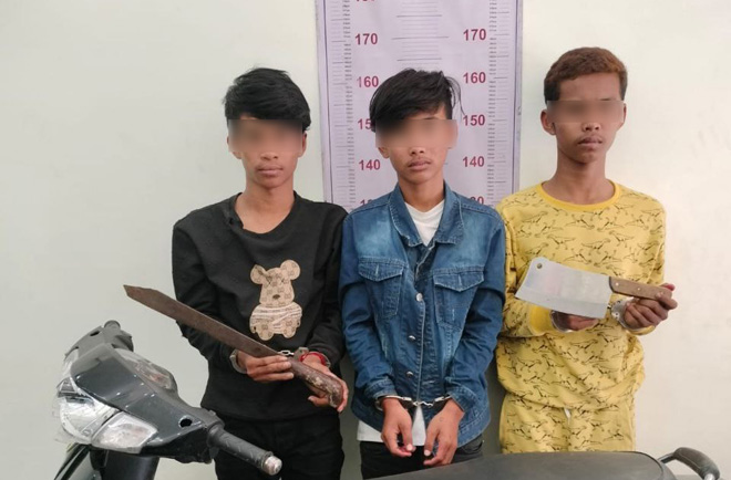 ឃាត់ខ្លួន​យុវជន​បីនាក់ បន្ទាប់​ពី បង្ក​ហិង្សា លើ​យុវជន​ម្នាក់​កំពុង​អង្គុយ​មុខផ្ទះ​