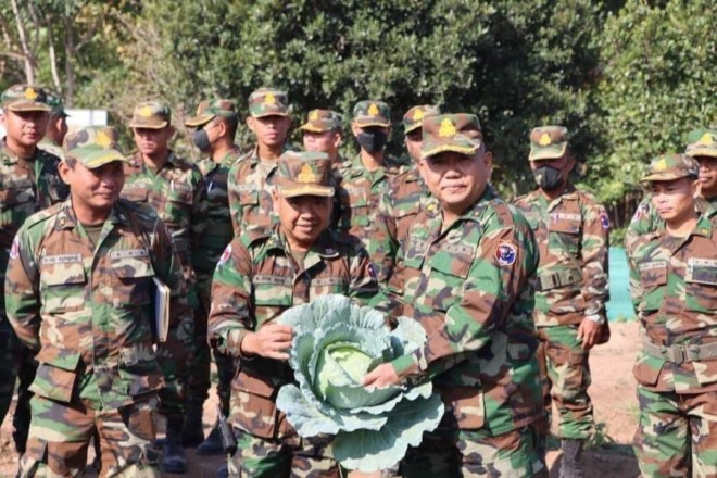 ឧត្តមសេនីយ៍ត្រី សឹង្ហ ទុំ មេបញ្ជាកា​ររ កងពល​តូច​ថ្មើរជើង​លេខ​៥១  អញ្ជើញ​ដឹកនាំ​នាយទាហាន​ទស្សនកិច្ច​សិក្សា​អង្គភាព​វរ​សេនា​តូច​ថ្មើរជើង​លេខ​៥១៤​នៅ​ស្រុក​ថ្មពួក​