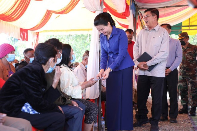ជនពិការ​ក្រីក្រ​ក្នុង​សហគមន៍ ចំនួន ២៩៤​នាក់ នៅ​ឃុំ​ស្ទឹង​កាច់ ទទួល​ប្រាក់​របប​គោលនយោបាយ​ពី​រាជរដ្ឋាភិបាល​
