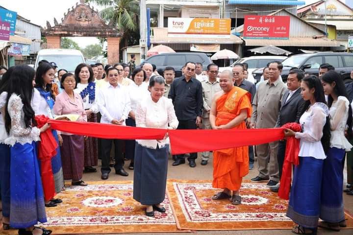 ​លោកស្រី​កិត្តិ​សង្គហ​បណ្ឌិត ម៉ែន សំអន ៖ សមិទ្ធិផល​តម្លៃ​ជាង​៣៧​ម៉ឺន​ដុល្លារ​នៅ​វត្ត​ល្ងើ​ន ត្រូវបាន​សម្ពោធ​ដាក់​ឱ្យ​ប្រើប្រាស់​