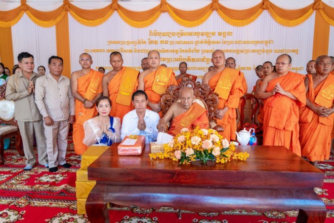 ​សម្តេចព្រះ​កិត្តិ​ឧទ្ទេស​បណ្ឌិត ទេព វង្ស យាង​ប្រទាន​ព្រះ​សុគន្ធវារី​ចម្រើន​អាយុវឌ្ឍន​មង្គល ព្រះ​ពោធិ​វង្សា​វិមល កែវ កន ព្រះ​មេគណ​ខេត្ត​ពោធិ៍សាត់