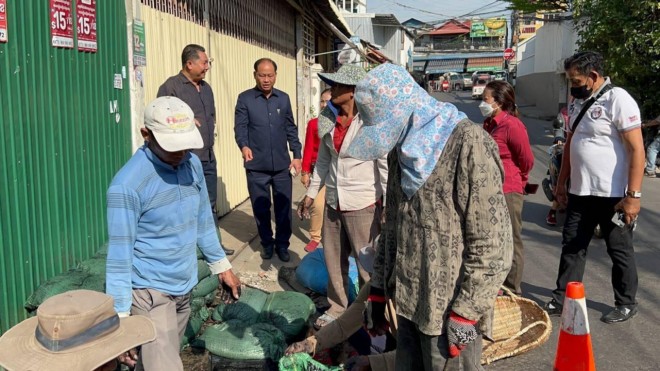 ​អាជ្ញាធរ​ខណ្ឌ​ដូនពេញ បន្ត​ចុះ​ស្ដារ​ប្រព័ន្ធ​លូ ដែល​កកស្ទះ​ពេល​ភ្លៀង​នៅ​បណ្ដាល​ផ្លូវ​R2 កែង​ផ្លូវ 70 ជាង​មួយ​គីឡូម៉ែត្រ នៅ​សង្កាត់​ស្រះចក