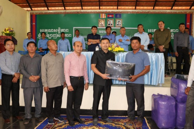 ​មេបញ្ជាការ​អាវុធហត្ថ​ខេត្ត​បន្ទាយមានជ័យ ជួប​សំណេះសំណាល​ជាមួយ​លោកគ្រូ​-​អ្នកគ្រូ​ចំនួន​១៥០​នាក់ និង​ប្រគល់​កុំព្យូទ័រ ១៥​គ្រឿង ជូន​ដល់​សាលា​បឋមសិក្សា​ចំនួន​១៥