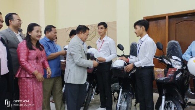 ​ពិធី​សំណេះសំណាល និង​ប្រគល់​រង្វាន់​ជូន​ដល់​សិស្ស​ប្រឡង​ជាប់​និទ្ទេស​A​ចំនួន​១៧​រូប​នៅ​ខេត្ត​ស្វាយរៀង​!