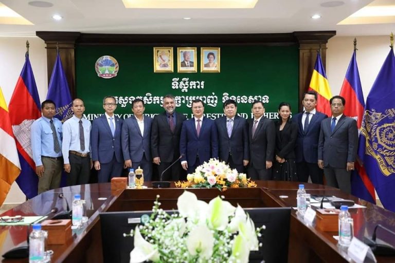 ​ឯកឧត្ត​រដ្ឋមន្ត្រី​ក្រសួ​ងក​សិកម្ម អញ្ជើញ​ទទួល​ជួប​ក្រុមហ៊ុន ដូវទី សាយ​ហ្គ​ន​-​ប៊ិញ​ហ្វឿក (​អេស ប៊ី ខេ​) និង​ក្រុមហ៊ុន ភូ​រៀង ក្រចេះ អភិវឌ្ឍន៍​កៅស៊ូ​