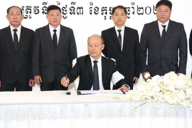 ​នាយ​ឧត្តមសេនីយ៍ សៅ សុខា ដឹកនាំ​ប្រតិភូ​អញ្ជើញ​គោរព​វិញ្ញាណក្ខន្ធ​សព លោកជំទាវ ប៊ុន សុថា​