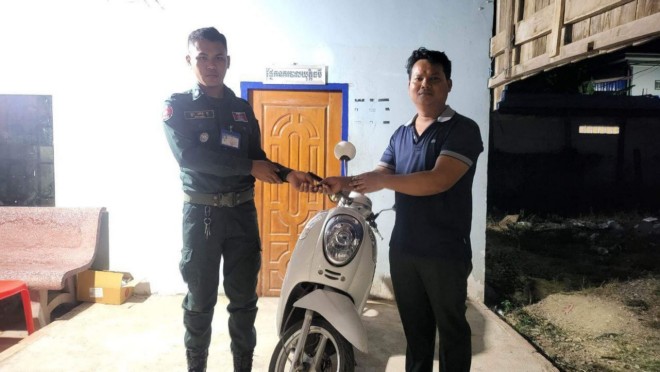 ម៉ូតូ​ប្រជាពលរដ្ឋ​ចំនួន ៤១ គ្រឿង​ត្រូវបាន​កម្លាំង​នៃ​ការដ្ឋាន​ស្រុក​សំពៅ​លូន​យក​មក​រក្សាទុក​ក្នុងករណី​ពួកគាត់​ឆ្លងដែន​ចូល​ប្រទេស​ថៃ​ដោយ​ខុសច្បាប់​