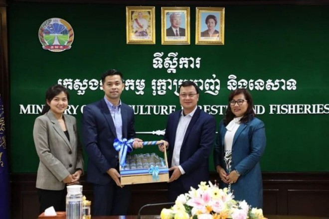 ​រដ្ឋមន្ត្រី ឌិ​ត ទីណា អញ្ជើញ​ទទួល​ជួប​សម្តែង​ការគួរសម និង​ស្តាប់​បង្ហាញ​អំពី​សេវាកម្ម និង​ផលិតផល​របស់​ធនាគា​រ (J Trust Royal )