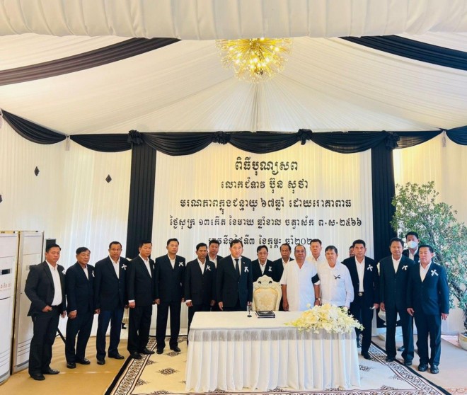 ​កិត្តិ​បណ្ឌិត ហ៊ីង ប៊ុន​ហៀ​ង និង​ប្រតិភូ ក្នុងនាម​គណៈកម្មាធិកា​រ​គណបក្ស​ខុទ្ទកាល័យ​សម្តេច​តេជោ អញ្ជើញ​គោរព​វិញ្ញាណក្ខន្ធ​លោក​ជំទាវ ប៊ុន សុថា