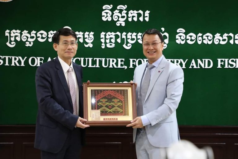 ​ឯកឧត្តម​រដ្ឋមន្ដ្រី ឌិ​ត ទីណា អញ្ជើញ​ជួបពិភាក្សា​ការងារ​ជាមួយ​ឯកឧត្តម អភិបាលរង​ខេត្ត​ហាយ​ណាន នៃ​សាធារណរដ្ឋ​ប្រជាមានិត​ចិន​