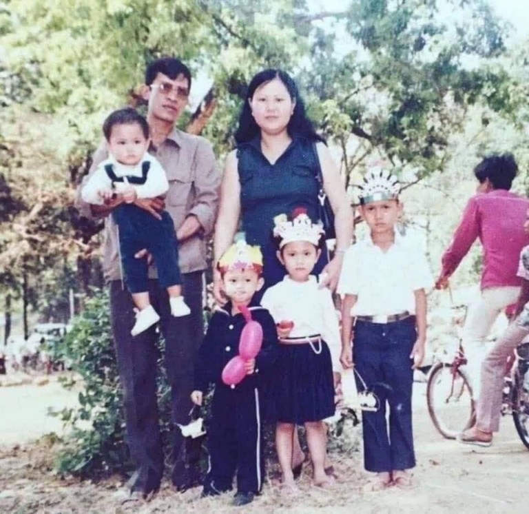 ថ្ងៃនេះ ខួប​លើក​ទី​៤៤​ឆ្នាំ​នៃ​ការជួប​គ្នា​ឡើងវិញ​រវាង​សម្តេច​តេជោ ហ៊ុន សែន និង​សម្តេច​កិត្តិ​ព្រឹទ្ធ​បណ្ឌិត​ជាមួយនឹង​កូនប្រុស ហ៊ុន ម៉ា​ណែ​ត !