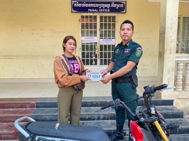 លោក​វរសេនីយ៍ឯក ឈឿង គឹម​សុង នាយ​ការិយាល័យ​ នគរបាល​ព្រហ្មទណ្ឌ​កម្រិត​ស្រាល បាន​ដឹកនាំ​កម្លាំង​ក្រុម​អន្តរាគមន៍ បង្ការ បង្ក្រាប ចុះ​ប្រតិបត្តិការ​បង្ក្រាប​ករណី លួច​មាន​ស្ថាន​ទម្ងន់ទោស នាំខ្លួន​ជនសង្ស័យ ០១ នាក់ នៅ​ភូមិ អ​ង់ សង្កាត់​អូរ​ចារ ក្រុង​បាត់ដំបង
