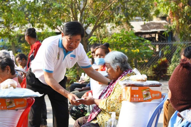 ឯកឧត្តម សៅ សារ៉ាត់ តំណាង​លោក​ជំទាវ បាន ស្រីមុំ និ រួម​នឹង​ក្រុមការងារ​មូលនិធិ​គាំទ្រ​សុខភាព និង​សង្គ្រោះ​បន្ទាន់​ជន​ចាស់ជរា​គ្មាន​ទីពឹង អញ្ជើញ​ចុះ​ជួប​សំណេះសំណាល​សួរសុខទុក្ខ និង​បើក​ប្រាក់​ឧបត្ថម្ភ​ប្រចាំ​ខែ​មីនា ឆ្នាំ​២០២៣ ជូន​ដល់​លោកយាយ លោកតា ចំនួន​៤៩​នាក់
