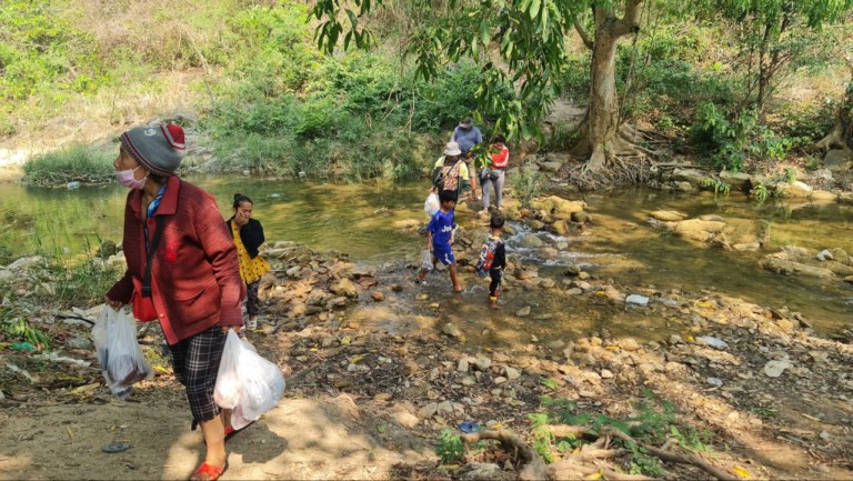 ពលករ សម្រុកឆ្លងដែនខុសច្បាប់ តាមច្រករបៀងជាប់និងច្រកទ្វារអន្តរជាតិគីឡូ ១៣ (ភ្នំដី) សង្ស័យមានភ្លើងខៀវ!