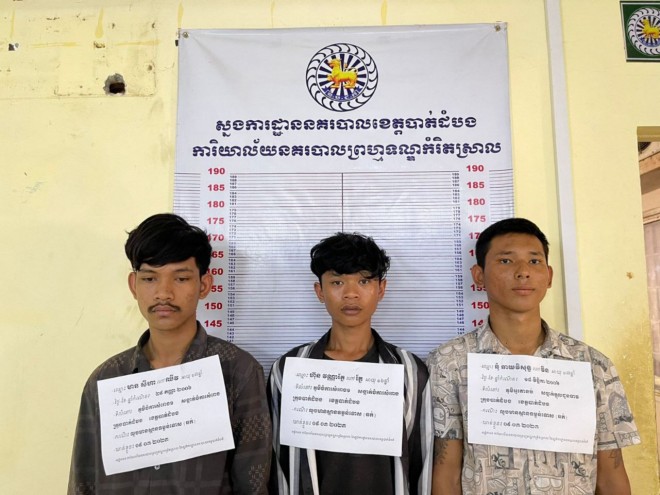 ក​វរសេនីយ៍ឯក ឈឿង គឹម​សុង ដឹកនាំ​កម្លាំង​ក្រុម​អន្តរាគមន៍ បង្ការ បង្ក្រាប ចុះ​ប្រតិបត្តិការ បង្ក្រាប​ករណី លួច​មាន​ស្ថាន​ទម្ងន់ទោស ( ឆក់​យក​កន្ត្រក​លុយ​) ០១​ករណី និង​បាន​ធ្វើរ​នាំខ្លួន​ជនសង្ស័យ​ចំនួន ០៣​នាក់ មកកាន់​ស្នងការដ្ឋាន