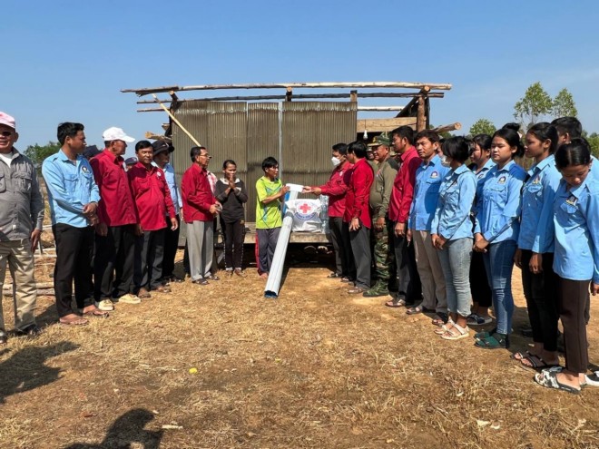 ​សាខា​កាកបាទក្រហមកម្ពុជា រួម​នឹង​អាជ្ញាធរ​ស្រុក ចុះសួរសុខទុក្ខ និង​នាំយក​អំណោយ​មនុស្សធម៌ ជូន​ក្រុម​គ្រួសារ​រងគ្រោះ​ដោយសារ​ខ្យល់​កន្ត្រាក់​ចំនួន​០៦ គ្រួសារ នៅ​ស្រុក​សាលា​ក្រៅ​