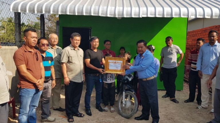 លោក លឹម សៀង​ហេង អភិបាលក្រុង​បាវិត រួម​នឹង​លោក ចៅសង្កាត់​បាវិត ព្រមទាំង​សប្បុរសជន នានា ប្រគល់ ផ្ទះ​មួយ​ខ្នង និង​ម៉ូតូ​មួយគ្រឿង ដល់​ស្ត្រី​មេម៉ាយ​ម្នាក់ ក្នុង​ភូមិ​បាវិត​លើ សង្កាត់​បាវិត ក្រុង​បាវិត​