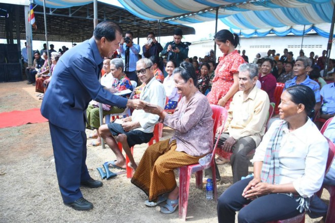 ឯកឧត្តម នាយ​ឧត្តមសេនីយ៍ អ៊ី ឈាន និង​លោកជំទាវ​បាន ស្រីមុំ បាន​ផ្តល់​ផ្លូវ​បេតុង​មួយ​ខ្សែ ជូន​ប្រជាពលរដ្ឋ​ប្រើប្រាស់​នៅ​ភូមិ​កំពង់ចម្លង​ក្រោម ឃុំ​សាលា​ក្រៅ ស្រុក​សាលា​ក្រៅ​