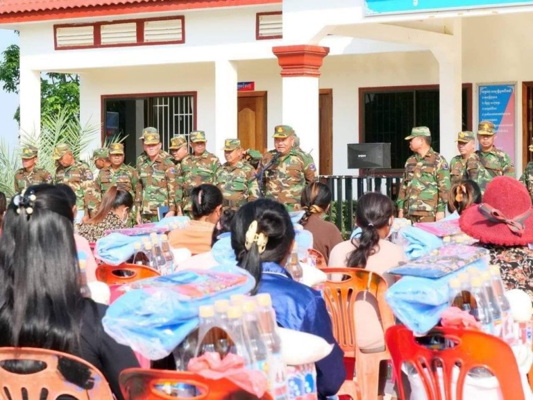 លោក​បណ្ឌិត ហ៊ុន ម៉ា​ណែ​ត ផ្តល់​អំណោយ​ជូន​ដល់​និវត្ត​ជន និង​គ្រួសារ​កងទ័ព​ជួប​ការលំបាក ៧៦​គ្រួសារ