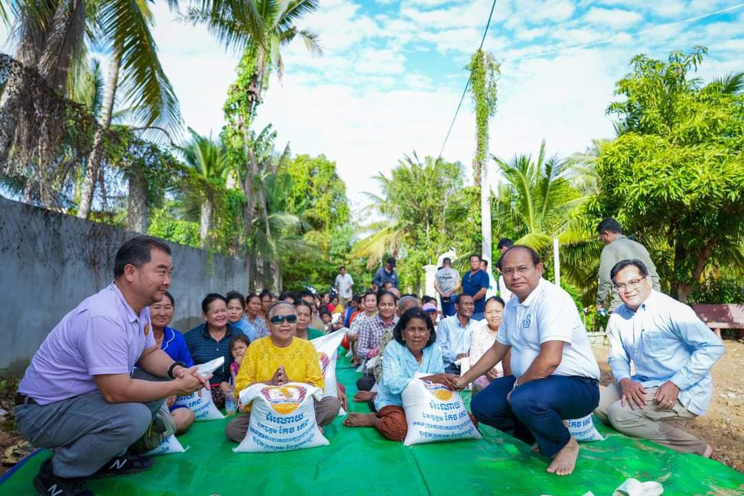 រដ្ឋមន្ត្រី កែវ រតនៈ ចាត់តាំងលោកខូយ រីដា អភិបាលខេត្តពោធិ៍សាត់ យកអង្ករប្រមាណជាង២០តោន