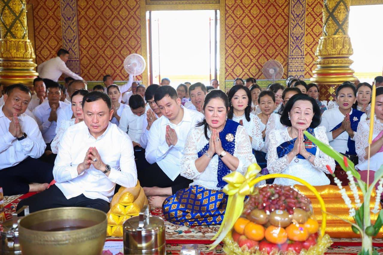 ថ្ងៃបុណ្យកាន់បិណ្ឌវេនទី៧ ឧត្តមសេនីយ៍ឯក រ័ត្ន ស្រ៊ាង រួមជាមួយ ក្រុមគ្រួសារ ញាតិមិត្ត អតីតលោកគ្រូអ្នកគ្រូ និងមិត្តរួមជំនាន់សាលាបាក់ទូកទសវត្សឆ្នាំ១៩៨០ ព្រមទាំងមន្ត្រីក្រោមឱវាទ រួមគ្នាជ្រះថ្លាកាន់បិណ្ឌ នៅវត្តព្រះបារមីវង្កតបុរី!